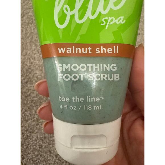 Bath and Body Works True Blue Spa Walnut Shell Smoothing Foot Scrub, 4 oz. - Picture 5 of 5